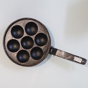 Cast Iron Pancake Pan With Two Tongs